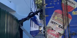 Caminhão colide contra poste no Centro e causa susto em moradores