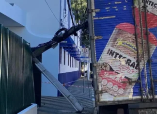 Caminhão colide contra poste no Centro e causa susto em moradores