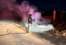 Carro pega fogo e é destruído no Tanque do Moinho