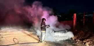 Carro pega fogo e é destruído no Tanque do Moinho