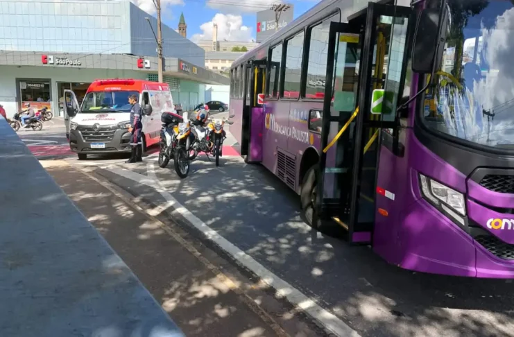 Ciclista fica ferido após colisão com ônibus em Bragança Paulista