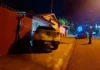 Dirigindo sob efeito de álcool, motorista bate em residência e acaba detido