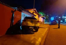 Dirigindo sob efeito de álcool, motorista bate em residência e acaba detido