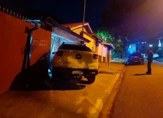 Dirigindo sob efeito de álcool, motorista bate em residência e acaba detido
