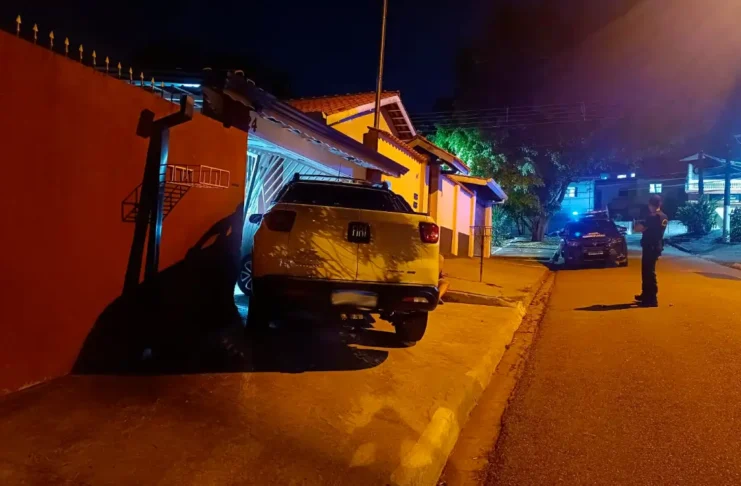 Dirigindo sob efeito de álcool, motorista bate em residência e acaba detido