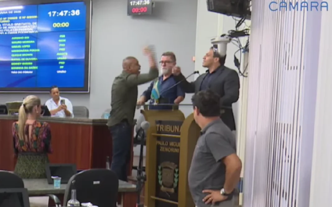 Discussão entre vereadores marca sessão da Câmara de Bragança Paulista