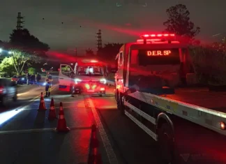 Duas pessoas ficam feridas após acidente; motorista abandona local e perde placa