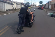 Equipe da ROM auxilia casal de idosos com triciclo elétrico após pane no veículo