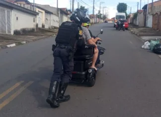 Equipe da ROM auxilia casal de idosos com triciclo elétrico após pane no veículo
