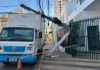 Equipes da Energisa trabalham na substituição de poste atingido por caminhão no centro