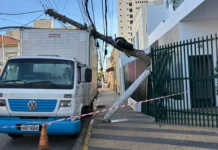 Equipes da Energisa trabalham na substituição de poste atingido por caminhão no centro