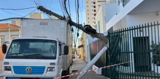 Equipes da Energisa trabalham na substituição de poste atingido por caminhão no centro