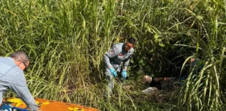 Garupa fica ferida após queda de moto e causador foge sem prestar socorro