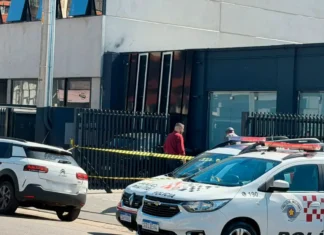 Jovem é encontrado sem vida dentro de veículo