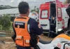 Jovens ficam feridos após tombamento de veículo usado no transporte de placas solares