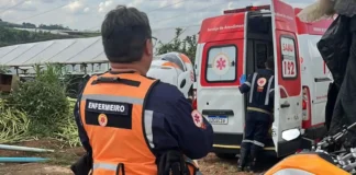 Jovens ficam feridos após tombamento de veículo usado no transporte de placas solares