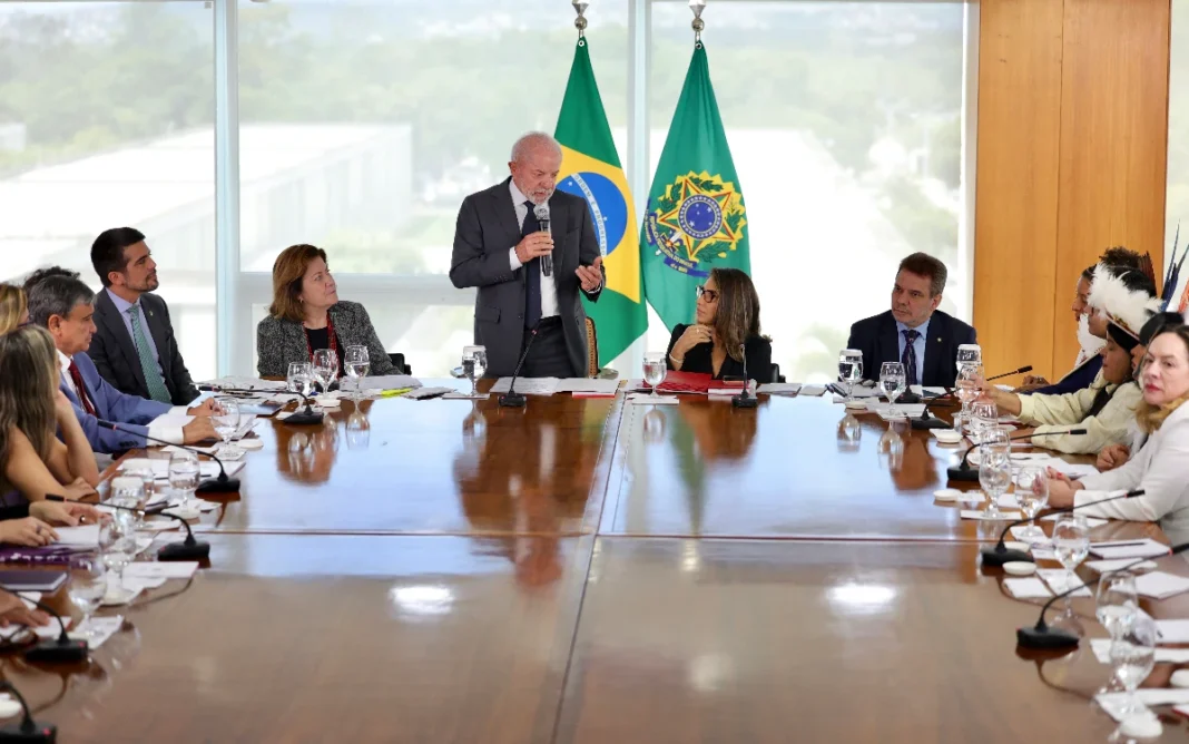 Lula sanciona lei que obriga uso de tornozeleira por agressores de mulheres