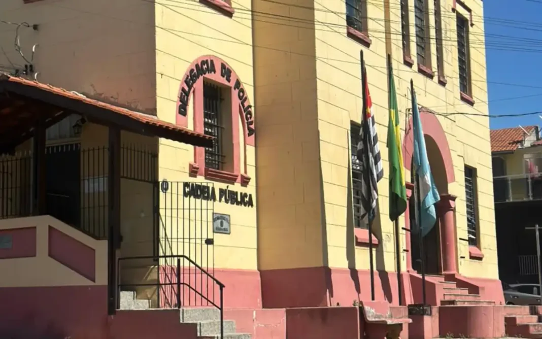 Mandado por pensão alimentícia leva homem à prisão