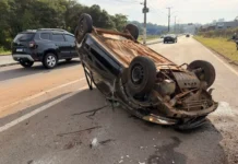Motorista perde controle e carro capota na Avenida Alberto Diniz em Bragança Paulista