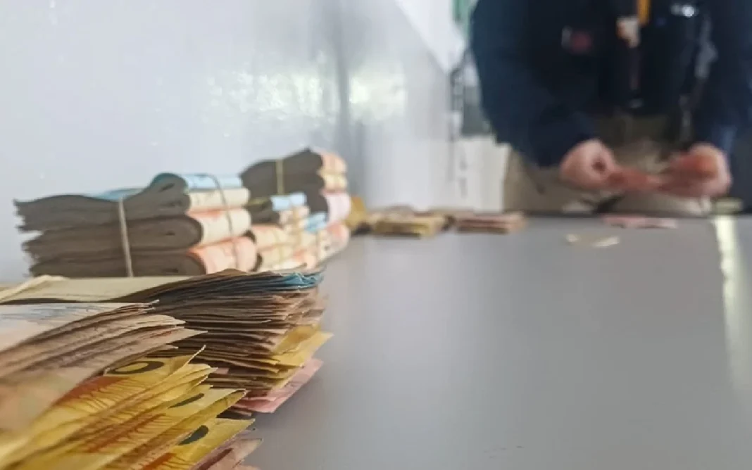 PRF apreende R$ 40 mil em espécie durante abordagem na Fernão Dias em Vargem