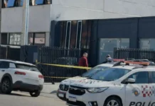 Jovem é encontrado sem vida dentro de veículo