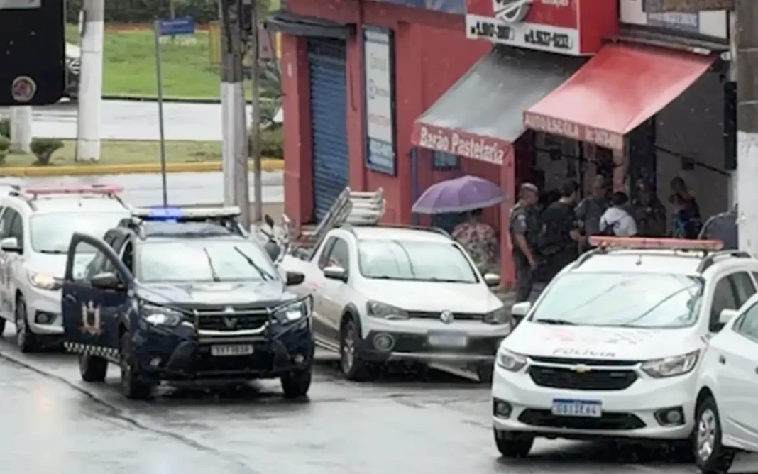 menor é alvo de ameaça com faca dentro de salão comercial