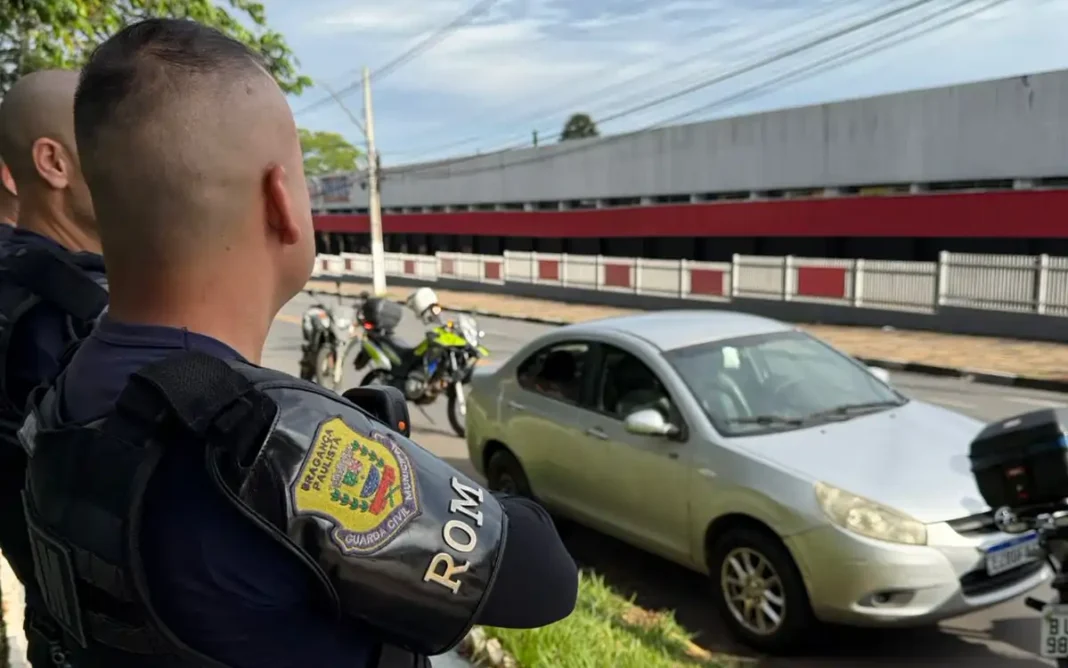 Mistério em Bragança Paulista: carro abandonado com marcas de tiros, hidrômetros e faca chama atenção das autoridades