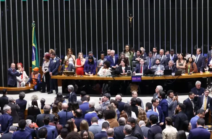 Câmara aprova PEC que prevê fim da escala 6×1 e redução da jornada para 40 horas semanais