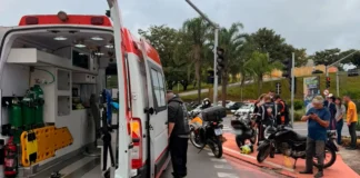 Acidente entre moto e carro é registrado na Avenida dos Imigrantes
