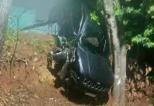 Acidente na madrugada deixa veículo destruído após colisão na avenida dos Imigrantes