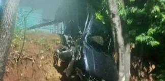 Acidente na madrugada deixa veículo destruído após colisão na avenida dos Imigrantes