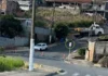Caminhão carregado perde força e assusta moradores em via restrita