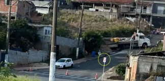 Caminhão carregado perde força e assusta moradores em via restrita