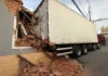 Caminhão perde os freios e atinge residência no Centro de Bragança Paulista