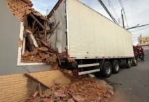 Caminhão perde os freios e atinge residência no Centro de Bragança Paulista