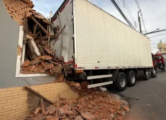 Caminhão perde os freios e atinge residência no Centro de Bragança Paulista