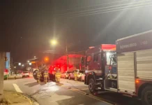 Capotamento deixa duas pessoas feridas na Avenida João Franco