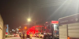 Capotamento deixa duas pessoas feridas na Avenida João Franco
