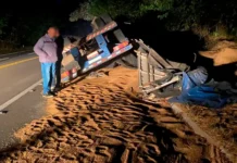 Carreta carregada com cevada tomba na Rodovia Constâncio Cintra