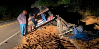 Carreta carregada com cevada tomba na Rodovia Constâncio Cintra