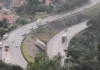 Carreta perde controle e atravessa mureta central na Rodovia Fernão Dias
