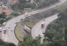 Carreta perde controle e atravessa mureta central na Rodovia Fernão Dias