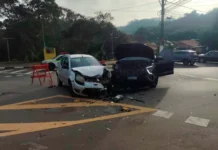 Colisão entre dois veículos é registrada em cruzamento