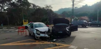Colisão entre dois veículos é registrada em cruzamento
