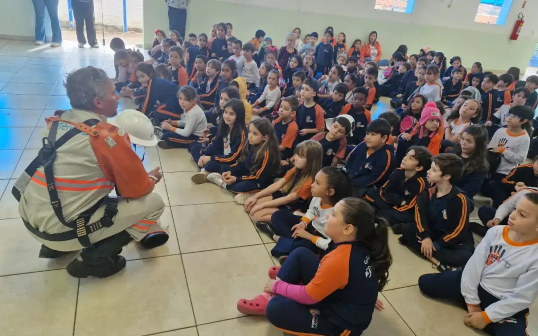 Em Bragança Paulista, equipe da Energisa orienta crianças sobre riscos de acidentes com eletricidade