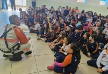 Em Bragança Paulista, equipe da Energisa orienta crianças sobre riscos de acidentes com eletricidade