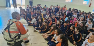 Em Bragança Paulista, equipe da Energisa orienta crianças sobre riscos de acidentes com eletricidade
