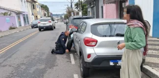 GCM ajuda mãe e filha após problema mecânico em veículo em Bragança Paulista