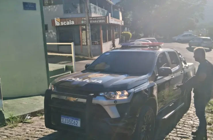 Indivíduo investigado por tentativa de feminicídio em Vargem se entrega à polícia após período foragido