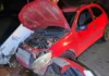Motorista bate em poste e foge antes da chegada da polícia em Bragança Paulista